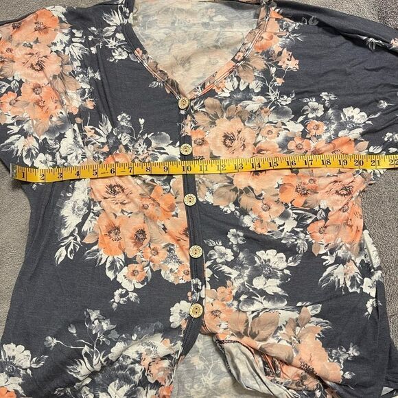 Button Down flower top - Picture 8 of 8